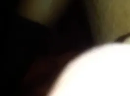امرأة سمراء مفعم بالحيوية في جوارب بيضاء على وشك ممارسة الجنس مع شخص غريب، وراء منزلها.