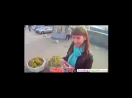 امرأة سمراء من وقحة الروسية الحصول على الحمار ضيق مارس الجنس من الخلف.