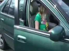 غالبا ما يكون الفرخ شقراء ممارسة الجنس عارضة مع سائقها الجديد، بينما كان في السيارة.