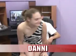 يحصل داني مارس الجنس على الأريكة وتوقع صديقها أن ينضم إليها.