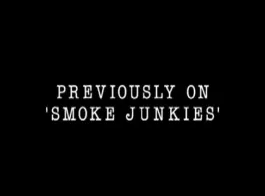 التدخين الساخن جبهة مورو الأم لا استمناء في الفناء الخلفي بينما صديقها الشاب ينتظره.