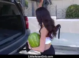 الفتاة الآسيوية الصغيرة تمارس الجنس أمام العديد من الناس ينتظرون رؤيتها في العمل.