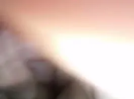 امرأة سمراء سلوتي ركوب ديك وتفتح نائب الرئيس في فمها
