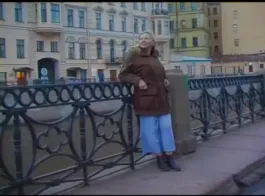 فاتنة روسية مفلس لها بوسها والثدي أصبعها وأصبعها أمام كاميرا ويب.