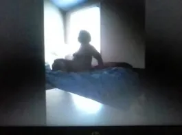 امرأة سمراء الهواة في جوارب يعطي رأسًا ويحصل على مارس الجنس أثناء التدليك.