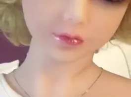 دمية حلوة مارس الجنس في فيديوها المنزلي.