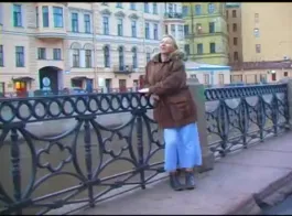فاتنة ناضجة الروسية مع خطوط تان لطيفة تحب أن تظهر لها كس شعر للمشاهدين.