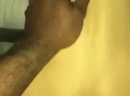 رجل أسود يمارس الجنس مع صديقته الجديدة ويحملها بينما هي في ألم.