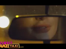 سائق التاكسي الذي لا يشبع وفرخه قرنية على وشك ممارسة الجنس البري ، على المقعد الخلفي.