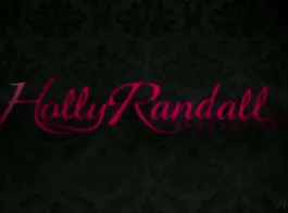 رايلي ريد وكل شقراء أخرى تمارس الجنس الجماعي مع صديقاتها ، بينما في غرفة فندق.