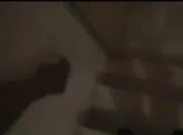 امرأة أشقر مع بلوزة بيرسكين تحصل مارس الجنس في موقع على طراز هزلي ، في منزلها.