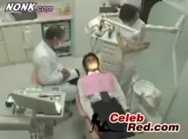 فريق الممرضة اليابانية لعق قضبان اصطناعية واللعنة.