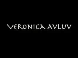 فيرونيكا أفيلوف وإيفا سواريس يأكلان كس بعضهما البعض ، ويحاولان ممارسة الحب.