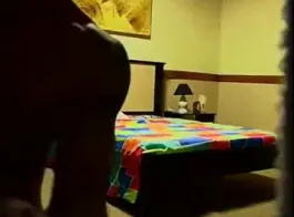 الرجل الوشم يمارس الجنس مع كتكوت صغير مُخّب ، بينما يتم تشغيل كاميرا الويب الخاصة بهم.