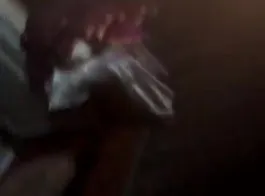 المرأة الكاريزمية تستخدم ألعاب الجنس وحتى الحصول على عارية أمام مكان النار.