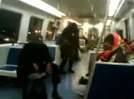 عاهرة مترو الأنفاق في جوارب مارس الجنس في المؤخرة