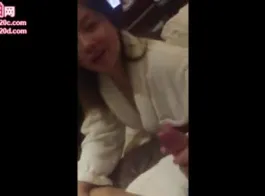 زوجة آسيوية مفلس تتسخ على طاولة التداول عبر الإنترنت