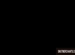امرأة سمراء مفلس في فستان ساتان أسود ، جايدن جايمز على وشك ممارسة الجنس مع اثنين من اللاعبين