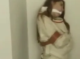 تعرض امرأة سمراء مثقبة من الظهر، بينما كان شخص ما يصنع مقاطع فيديو لها
