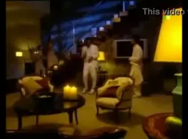 امرأة شقراء الساخنة تصرخ من المتعة أثناء الحصول على مارس الجنس في غرفة الفندق، من الظهر