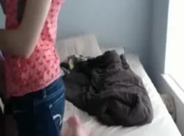 امرأة سمراء مذهلة تلمس أكبر لعبة جنسية لها في أقدامها الضخمة، بينما في الاستوديو