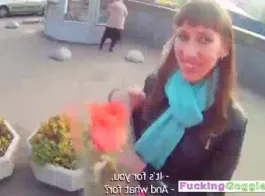 امرأة سمراء الروسية ذات الثدي الكبيرة تعرض حلمات مرح لها بينما فرك البظر مرح لها في نفس الوقت