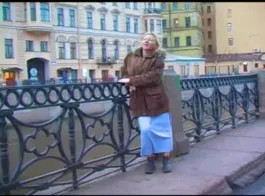 امرأة سمراء روسية ناضجة تمتص ديك عشيقها في غرفة الخزانة وتتكيف أثناء كومينغ.